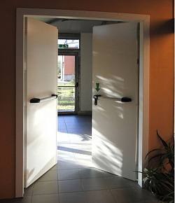 Противопожарная 3-го класса защиты белая дверь в БЦ