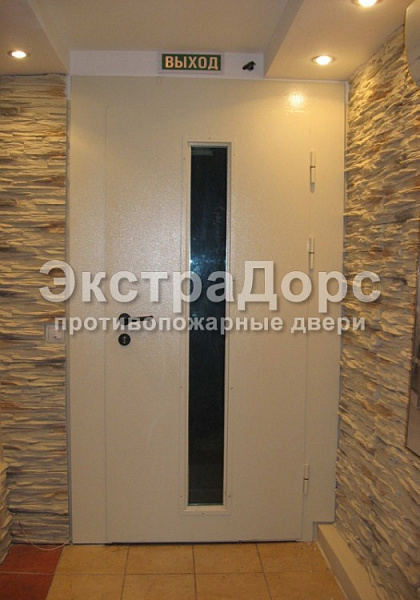 Огнестойкая однопольная дверь с прямоугольным стеклом